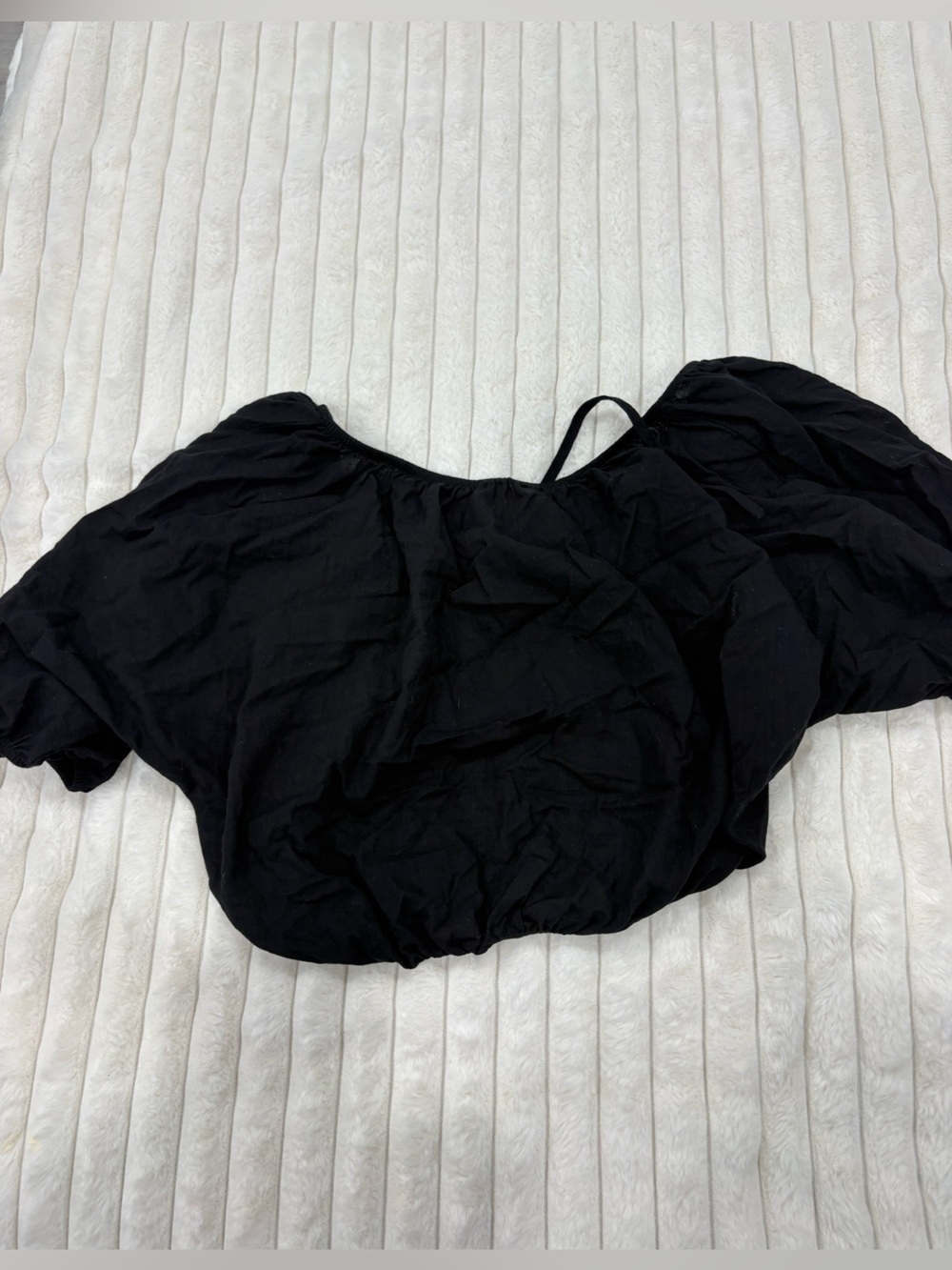 *FREE WITH BUNDLE* Black Lightweight Cropped Bubble Sleeve Backless Top